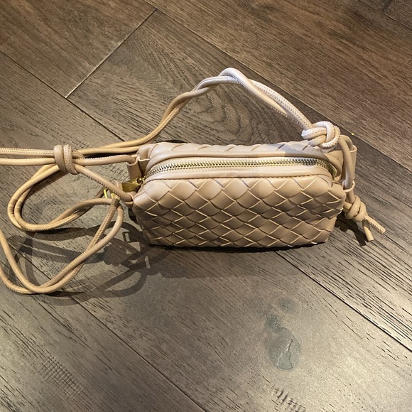 Cream coloured mini purse with a weave pattern - Picture 2 of 3